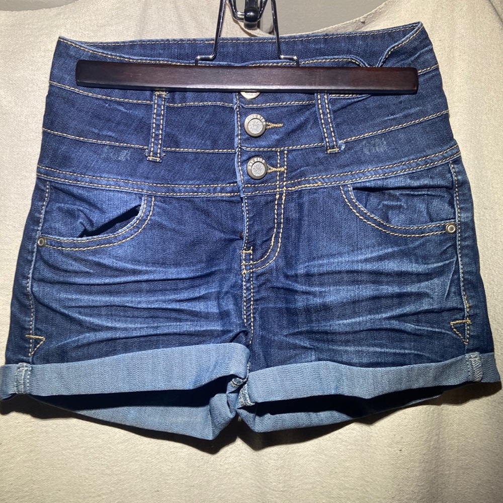 Hot kiss jean shorts
